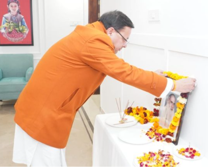  मुख्यमंत्री श्री पुष्कर सिंह धामी ने स्वर्गीय इंद्रमणि बड़ोनी की जयन्ती पर उनके चित्र पर माल्यार्पण कर उन्हें श्रद्धांजलि अर्पित की।