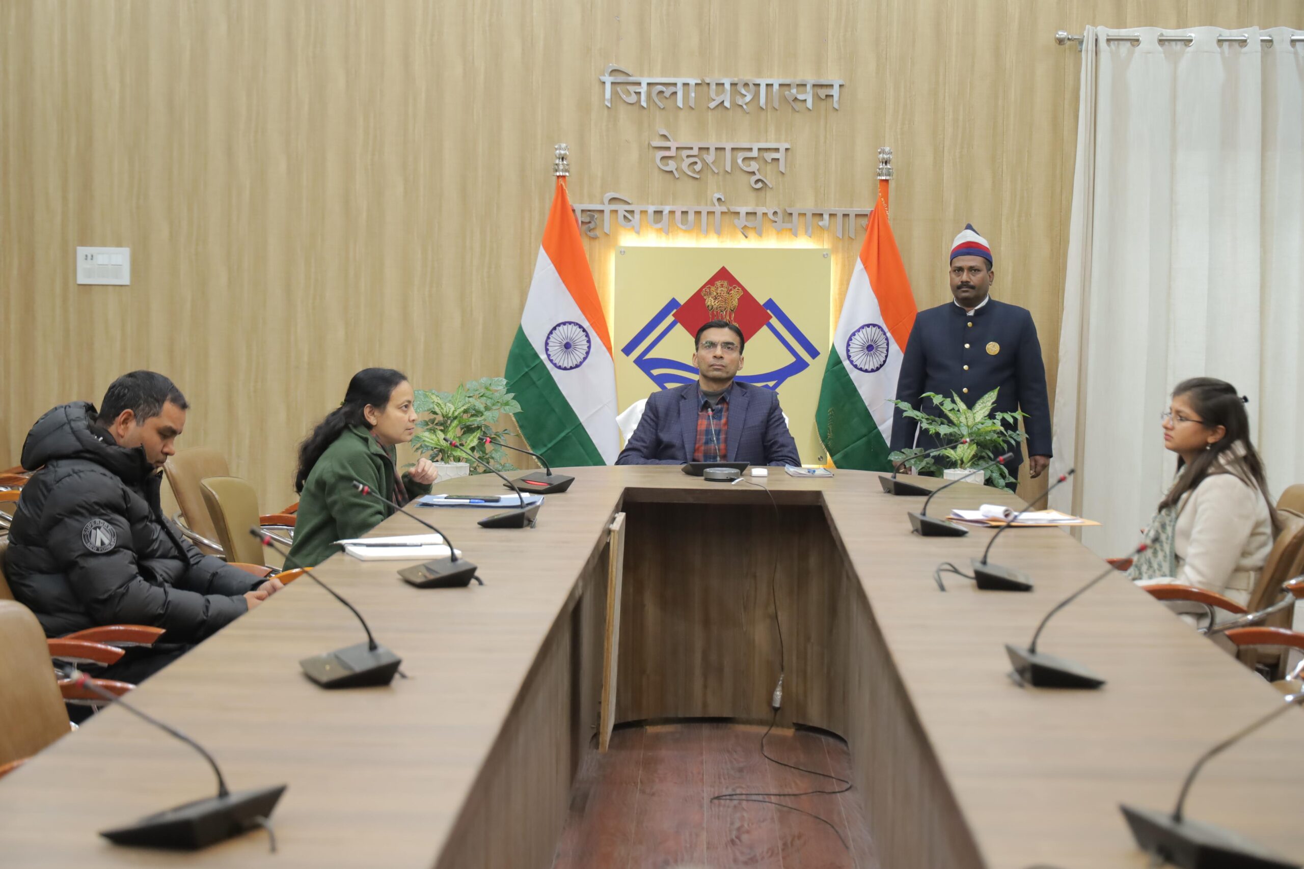  जिलाधिकारी सविन ने कहा कि अतिरिक्त कार्यों का कोई एक्सक्यूज नहीं, अपनी कोर्ट में समय देकर भू कानून सम्बन्धी वादों का करें निपटारा।