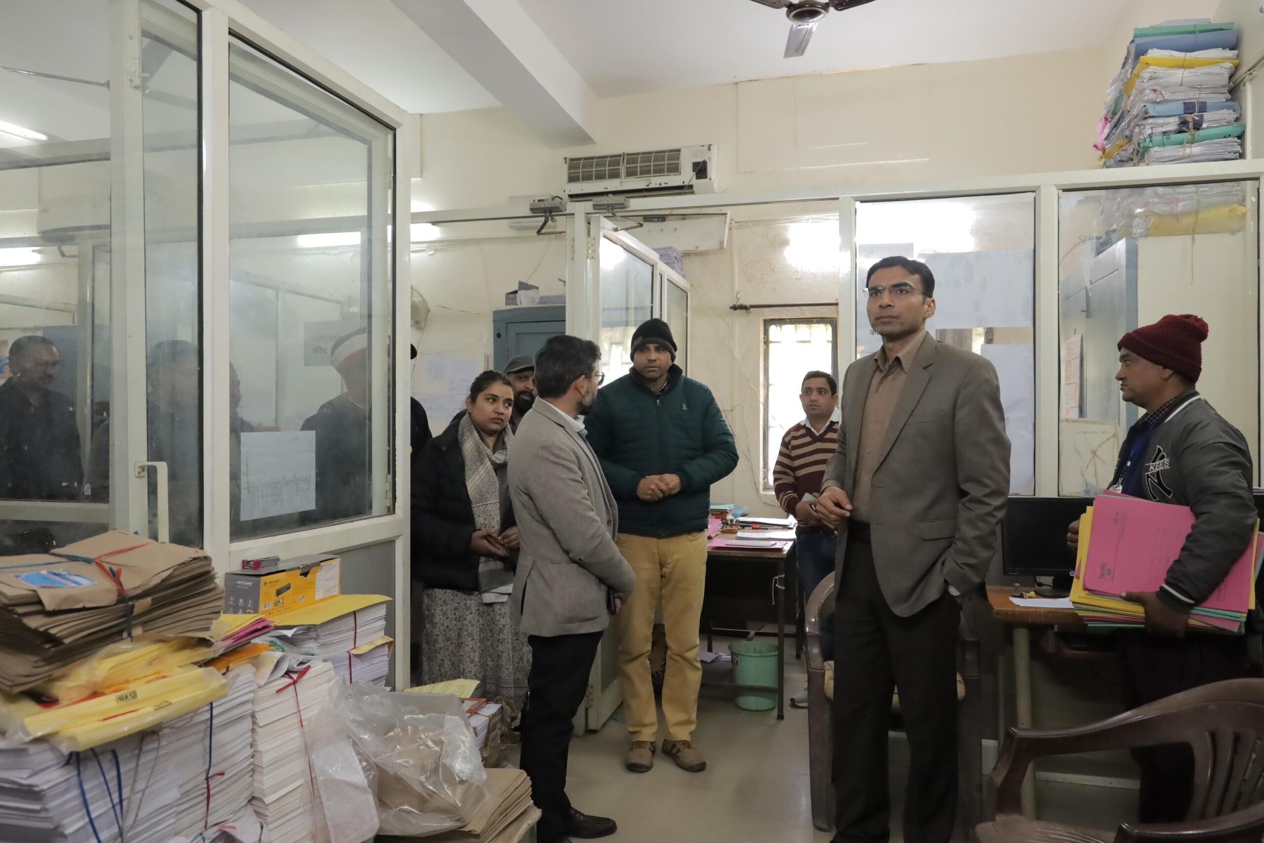  जिलाधिकारी सविन बंसल ने लेटर मॉनिटिरिंग सिस्टम कक्ष एवं पंचास्थानि का निरीक्षण किया।