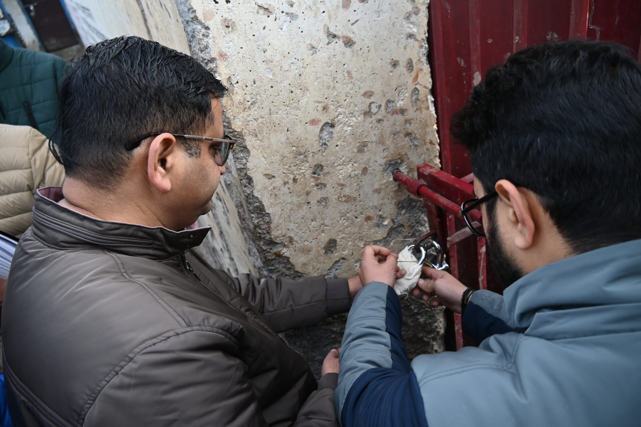  वृद्ध महिला फरियादी की व्यथा पर नियम विरूद्ध लार्ज स्केल पर संचालित गैस गोदाम एवं लेण्डफ्राड पर प्रशासन का त्वरित/सुखमय एक्शन। 
