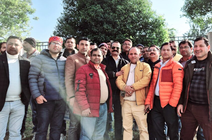  उत्तराखंड राज्य प्राथमिक शिक्षक संघ के जिला अध्यक्ष धर्मेंद्र सिंह रावत ने बताया कि डोईवाला, कालसी के शिक्षक वेतन को लेकर परेशान।