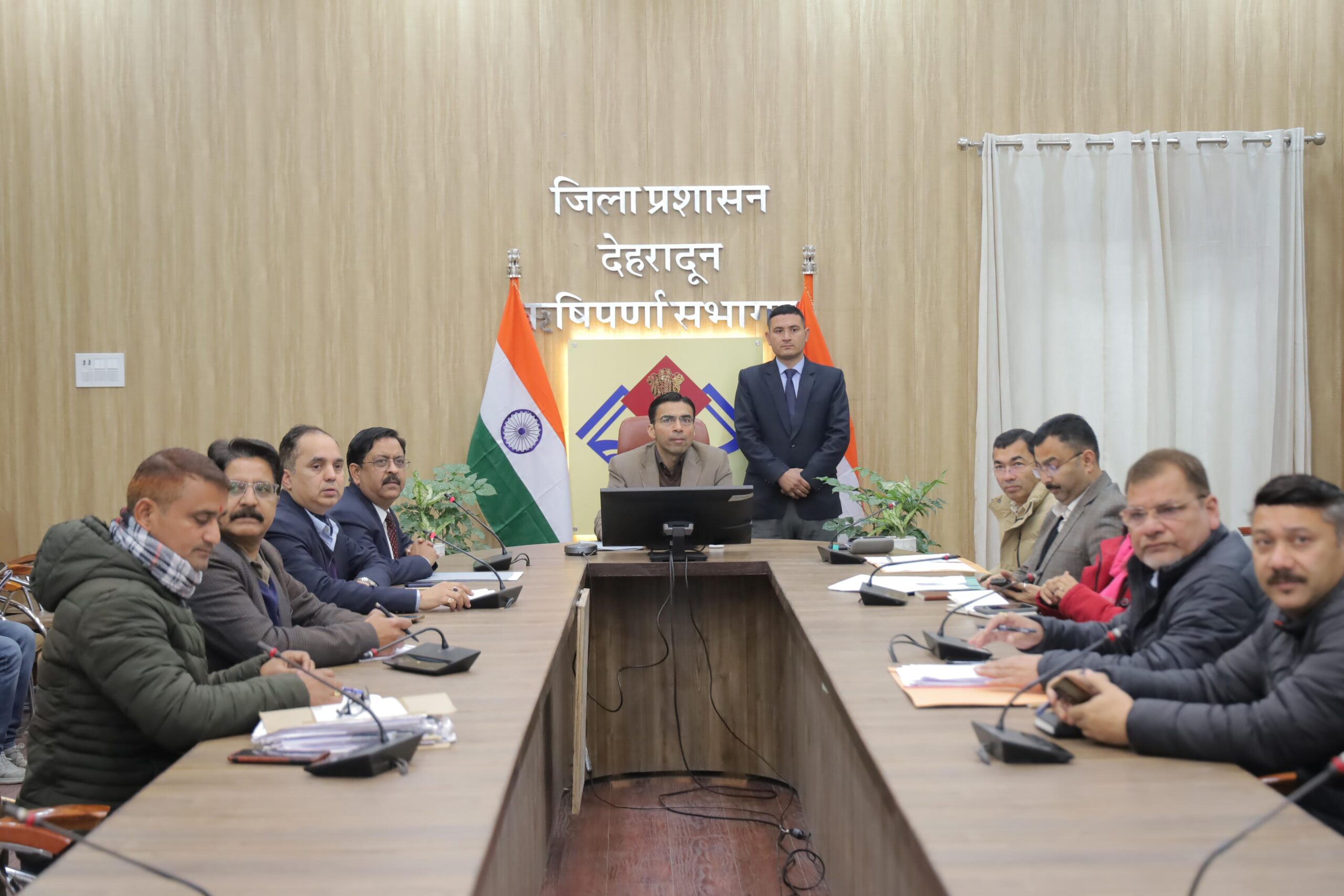  जिलाधिकारी सविन बंसल ने एयरपोर्ट के समीप बिना एनओसी के निर्माण कार्यों की रिपोर्ट तलब की।