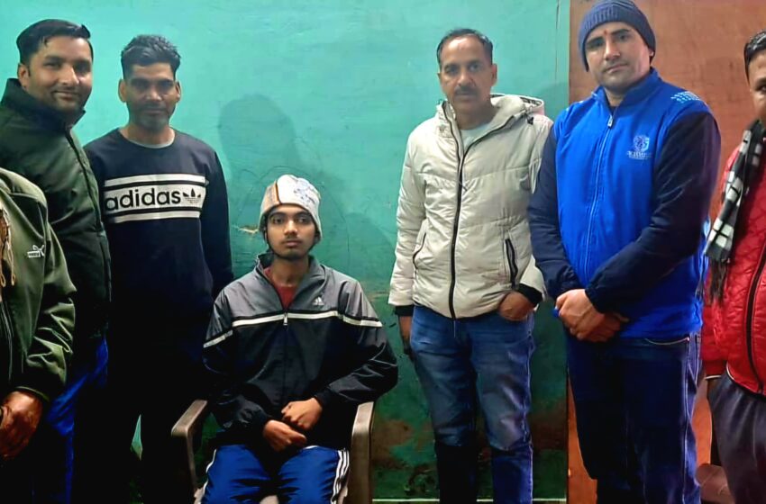  जिलाध्यक्ष धर्मेन्द्र सिंह रावत, वरिष्ठ शिक्षक नेता और शिक्षक वेतन ऋण सोसाइटी के निदेशक कुलदीप सिंह तोमर ने सड़क दुर्घटना में घायल कि आर्थिक मदद कि।