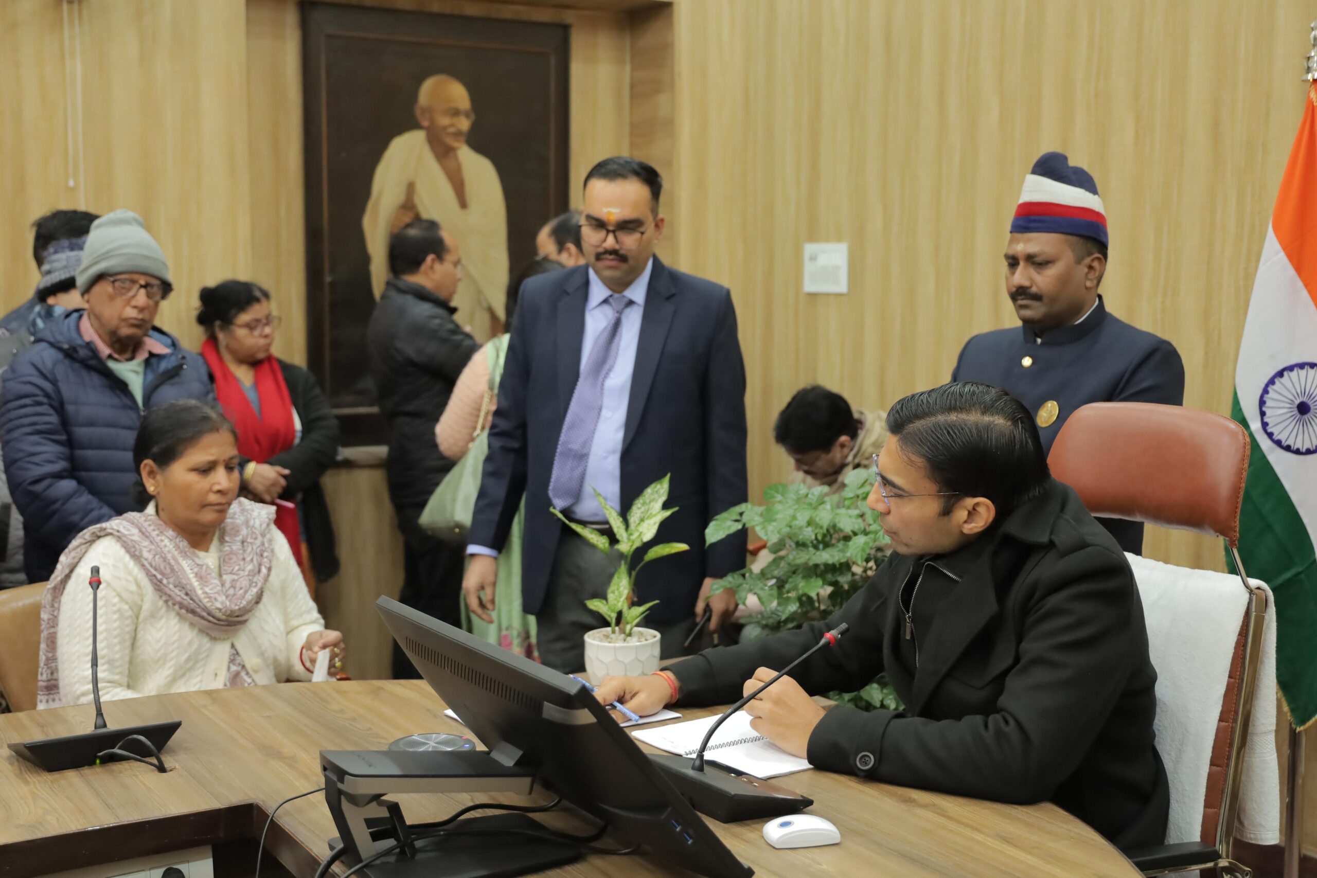  जिलाधिकारी सविन बंसल के जनता दर्शन कार्यक्रम में 3 वर्षो से निर्विवाद विरासतन दर्ज कराने को भटक रहे फरियादी की, मौेक पर दर्ज कराई खतौनी।