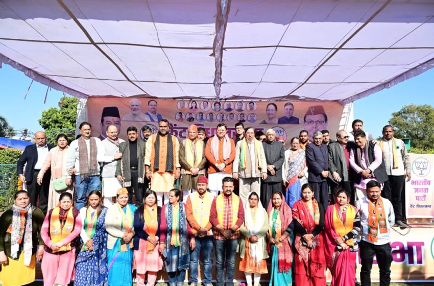  कैंट विधानसभा के अंतर्गत चौधरी फार्म में कार्यकर्ता सम्मेलन आयोजित किया गया।