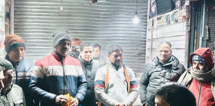  कांग्रेस से मेयर पद के प्रत्याशी वीरेंद पोखरियाल ने की समाचार पत्र विक्रेताओं से मुलाकात।