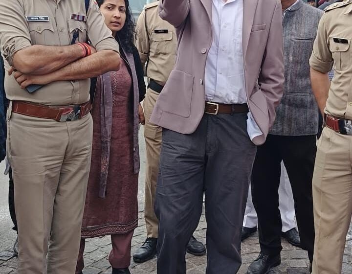  जिलाधिकारी सविन बंसल ने बताया कि पुलिस  जिला प्रशासन का अभिन्न महत्वपूर्ण अंग है ।