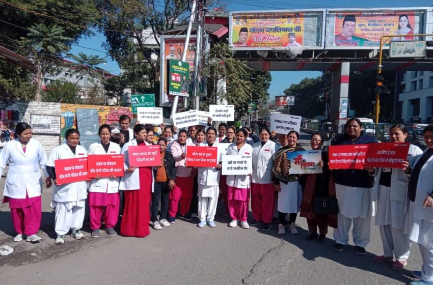  उत्तराखंड नर्सेज सर्विसेज एसोसिएशन के बैनर तले सड़क सुरक्षा जागरूकता रैली निकाली गई।