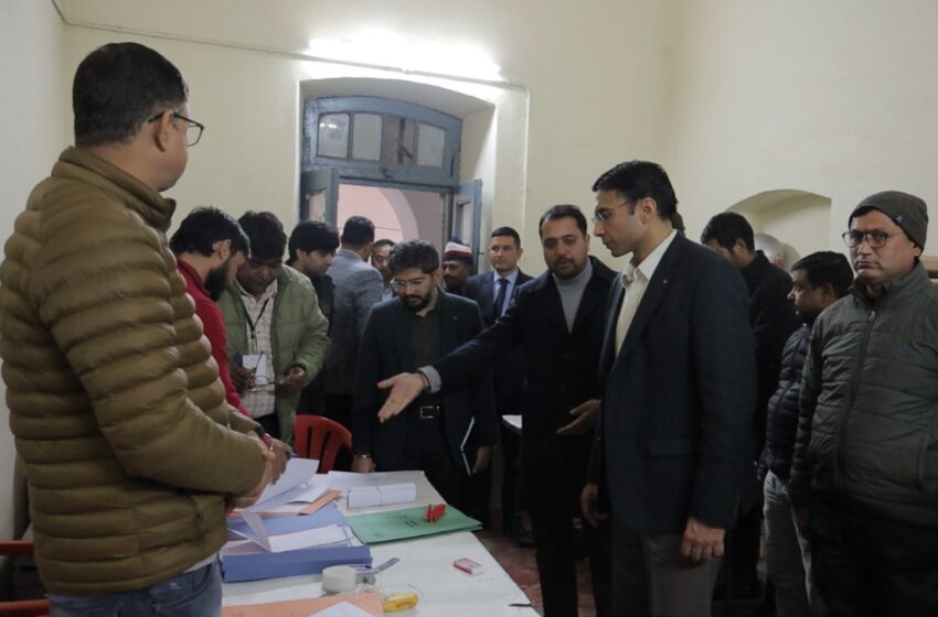  जिलाधिकारी/जिला निर्वाचन अधिकारी सविन बसंल ने  नगर निगम देहरादून अन्तर्गत मतदान पार्टी रवानगी स्थल रेंजर्स कालेज में सामग्री वितरण स्थल एवं स्ट्रांगरूम मतगणना स्थल का निरीक्षण कर व्यवस्थाएं देखी।