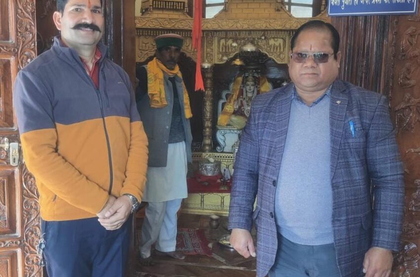  जिला शिक्षा अधिकारी प्रारंभिक शिक्षा देहरादून प्रेमलाल भारती ने ग्राम पंचायत लखवाड़ के ग्रामीणों की समस्याएं सुनी।