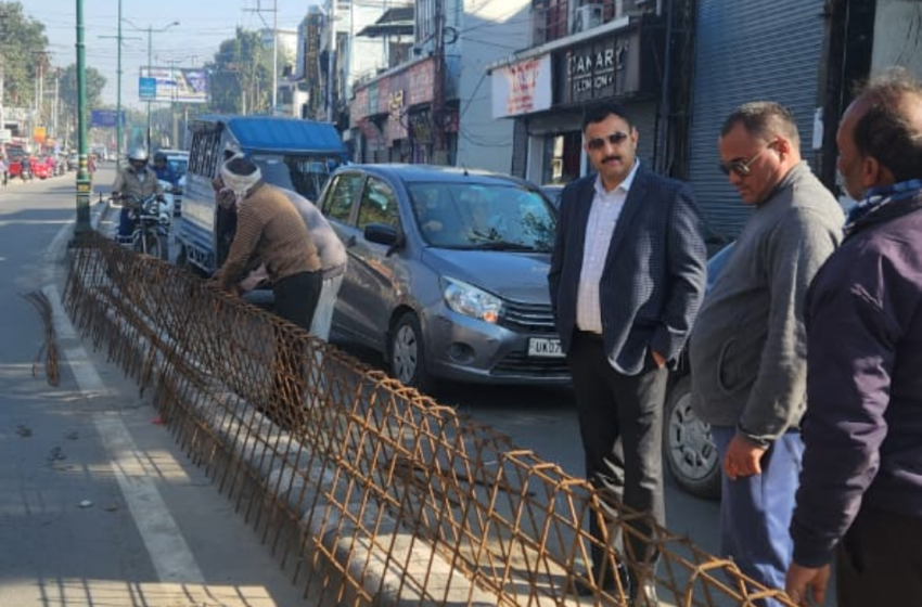  जिलाधिकारी सविन बंसल ने सड़क सुधारीकरण कार्य को युद्धस्तर पर करने हेतु रेखीय विभाग को दिए हैं कड़ी निर्देश।