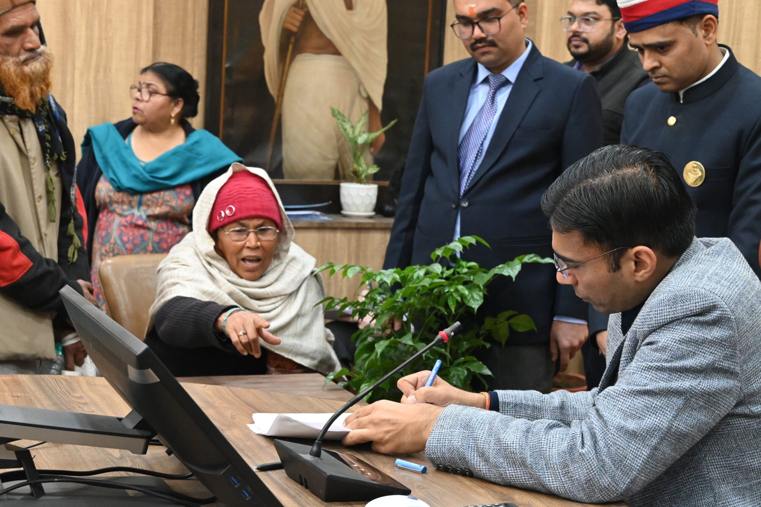  जिलाधिकारी सविन बंसल का जनता दर्शन कार्यक्रम 5 घंटे चला।