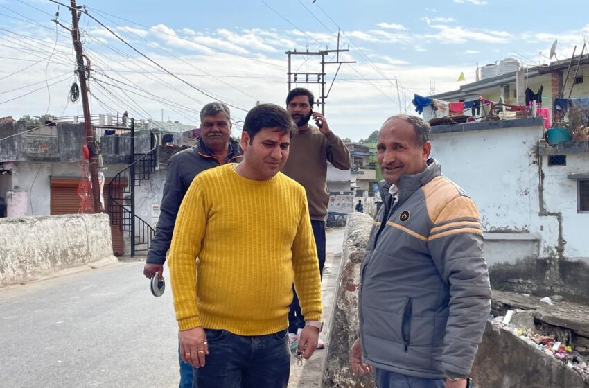  वार्ड न 63 के नव निर्वाचित पार्षद श्री दिनेश केमवाल ने शपथ लेते ही शुरू किया क्षेत्र के लिए कार्य।