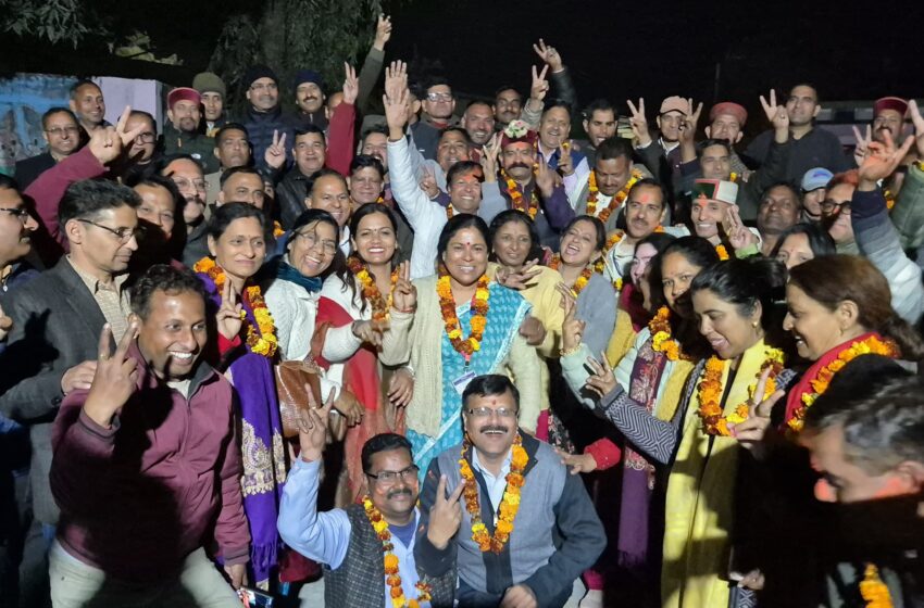  उत्तरांचल प्राइमरी टीचर्स एसोशिएशन ने विकासनगर से अध्यक्ष पद पर श्रीमती मधु पटवाल ने अपने प्रतिद्वंद्वी सुधीर तोमर को 83 वोटों से हराया।