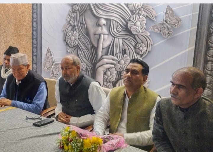  पत्रकारों से वार्ता करते हुए पूर्व मुख्यमंत्री हरीश रावत केंद्र सरकार और राज्य सरकार के खिलाफ जमकर बरसे।