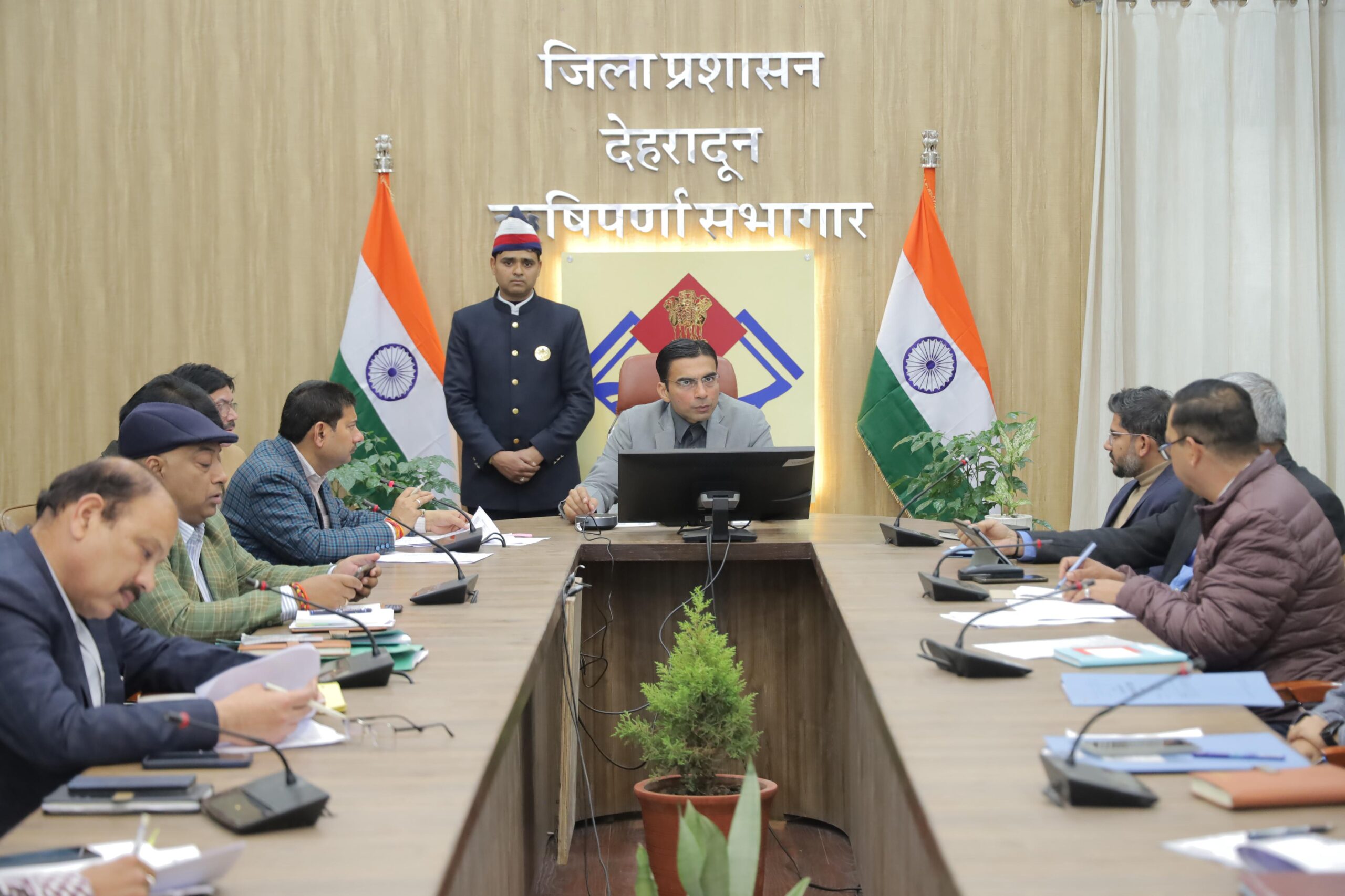  जिलाधिकारी सविन बंसल ने कहा कि मुख्यमंत्री हेल्पलाईन, शिकायत निवारण प्रणाली की spirit समझें विभाग।