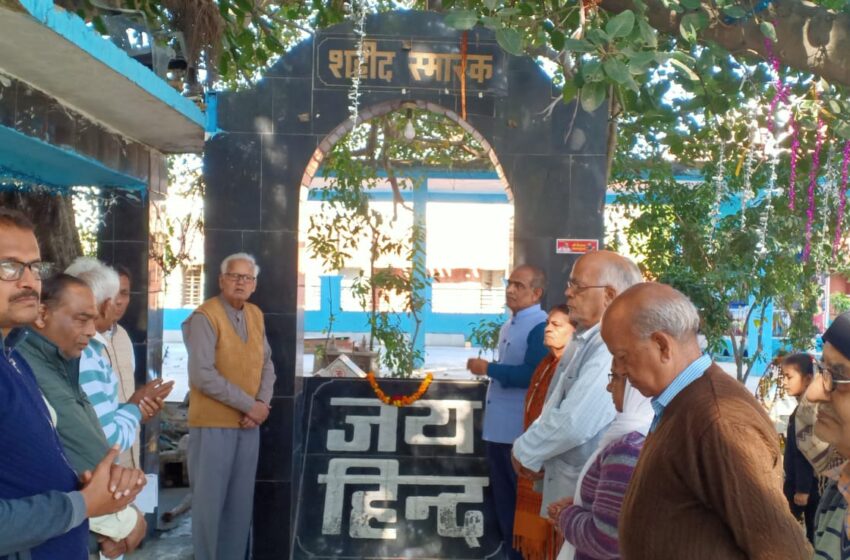  स्वतंत्रता सेनानी शहीदों के स्मृति स्तंभों पर श्रद्धा सुमन अर्पित किए।