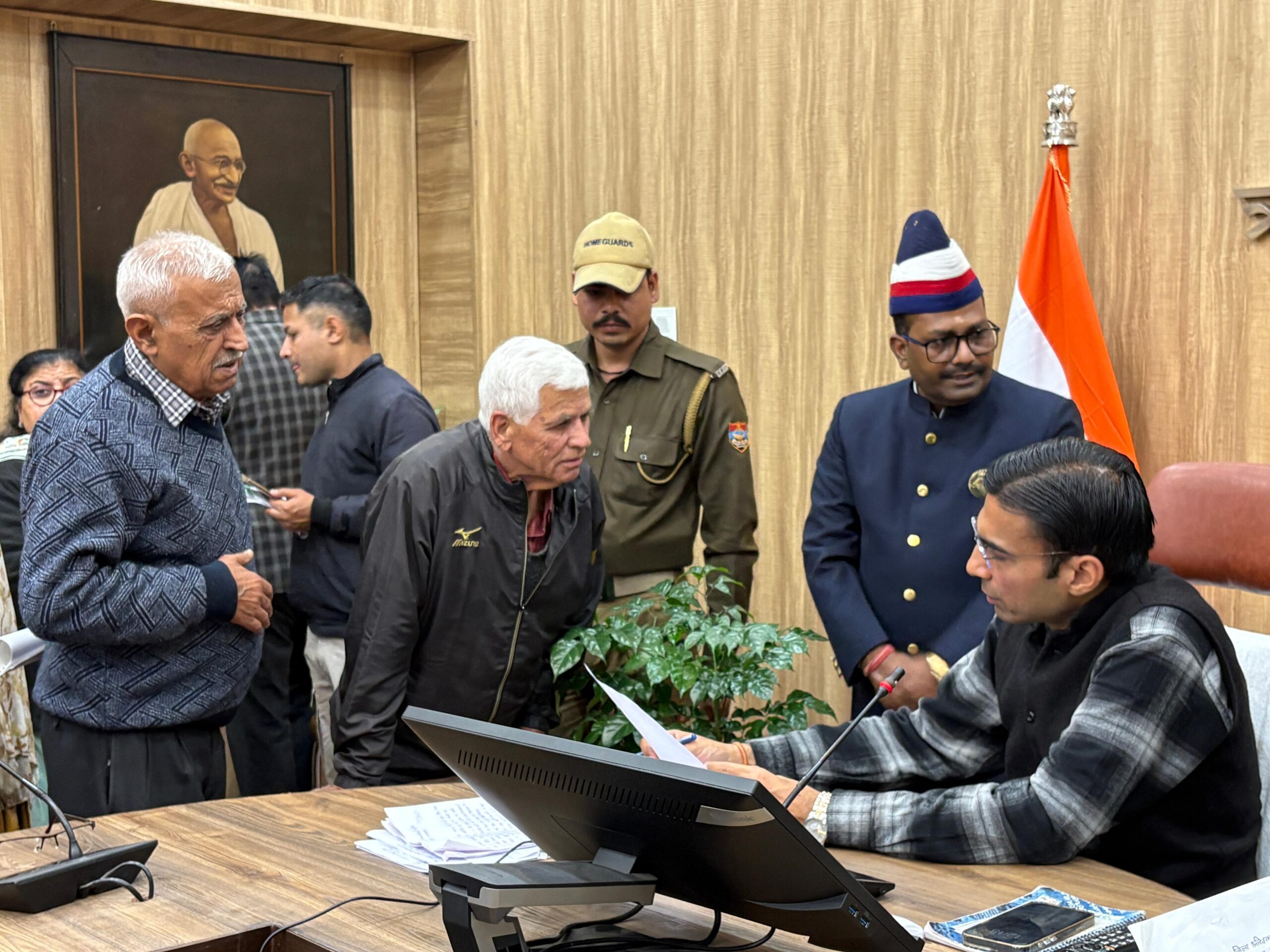  जिलाधिकारी सविन बसंल की अध्यक्षता में जनसुनवाई का आयोजन किया गया।