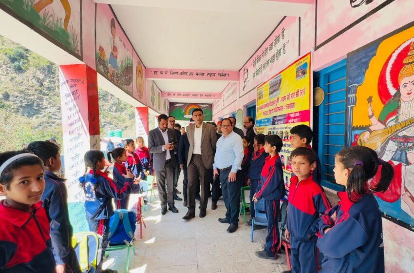 दुर्गम क्षेत्र में पगडंडी नाप कर जिलाधिकारी सविन बंसल कर रहें हैं जनमानस का समाधान।