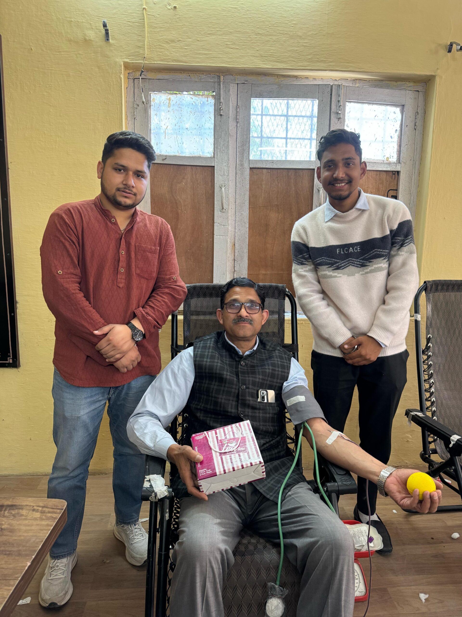 एनएसयूआई कार्यकर्ताओं द्वारा डीएवी पीजी कॉलेज में स्वैच्छिक रक्तदान शिविर का आयोजन किया गया।