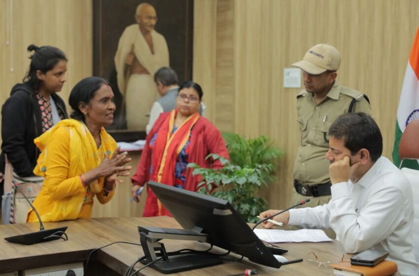 अपर जिलाधिकारी (एफआर) के.के मिश्रा ने लगाया जनता दरबार।