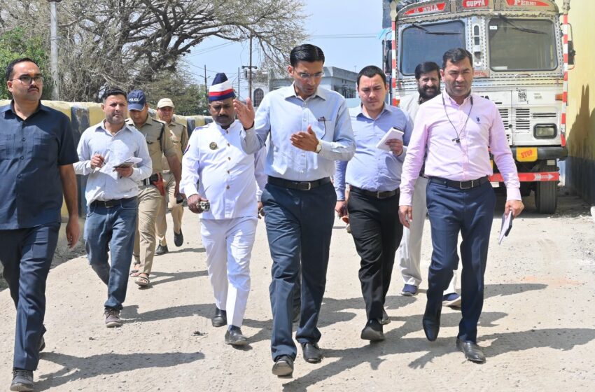 कल की अधूरी कार्यवाही पूर्ण करने को एडीएम व प्रशासनिक अमला फिर गुलरघाटी पहुंचा।