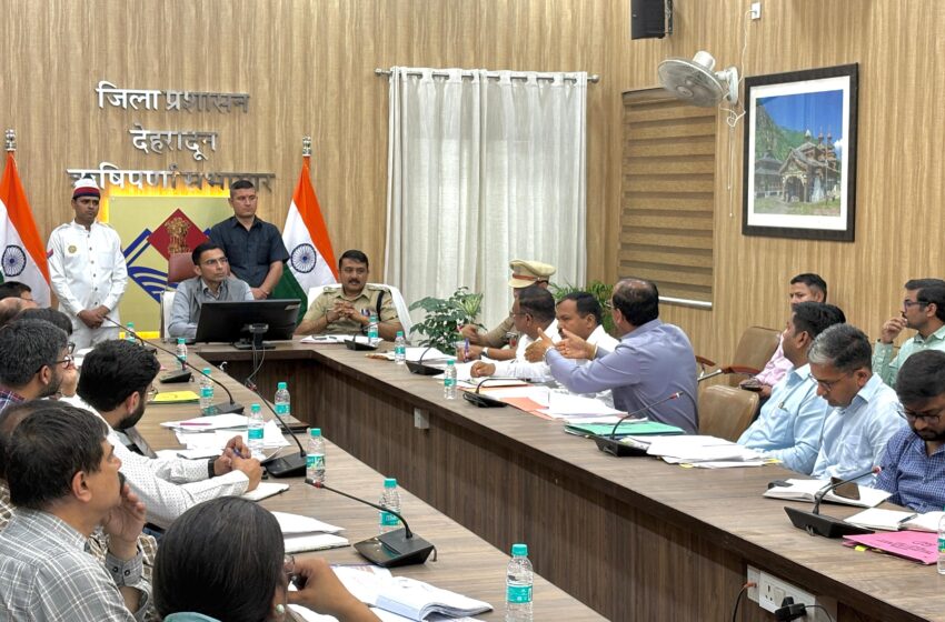 जिलाधिकारी सविन बंसल की अध्यक्षता में एसएसपी की उपस्थिति में सड़क सुरक्षा समिति की बैठक आयोजित की गई।