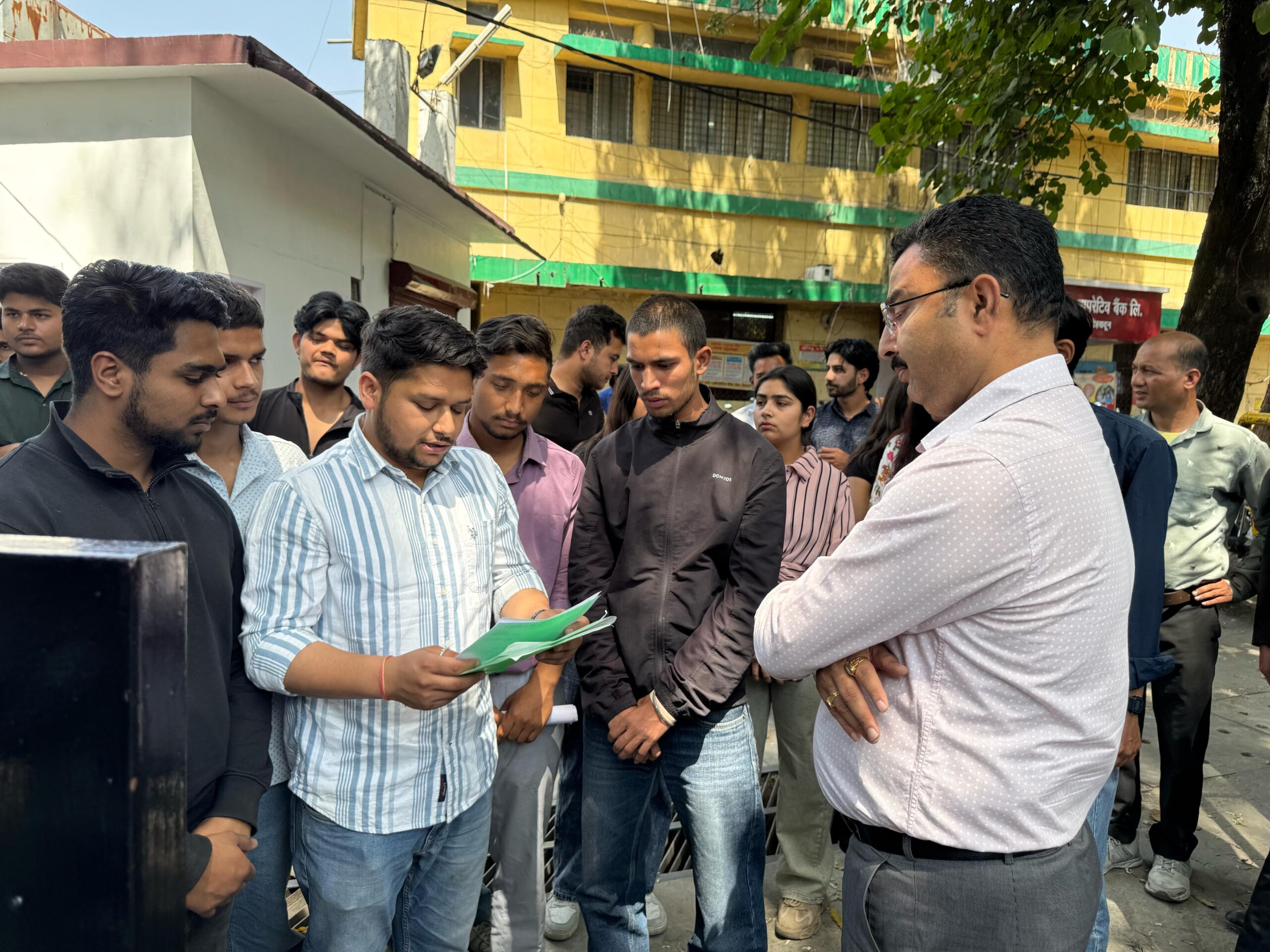 सिद्धार्थ अग्रवाल ने निजी स्कूल के मनमानी एवं फीस बढ़ोतरी के संदर्भ में जिलाधिकारी महोदय को ज्ञापन दिया।