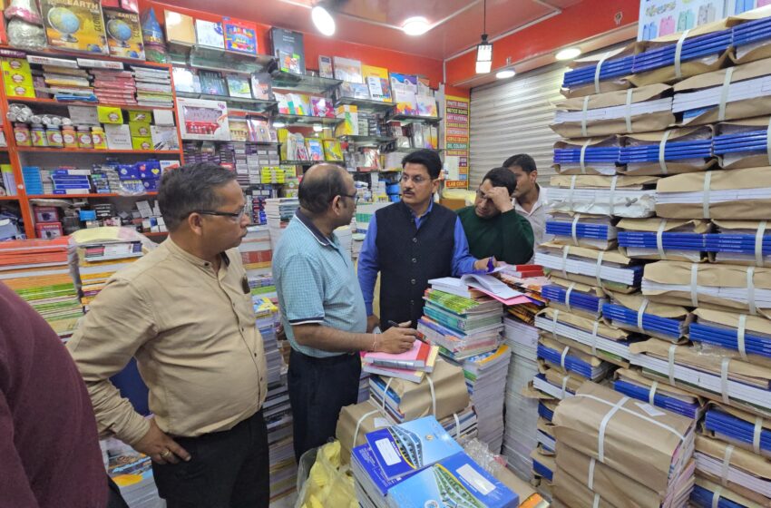 शिक्षा माफियाओं पर चला डीएम का डंडा, एक साथ कई दुकानों पर छापेमारी।