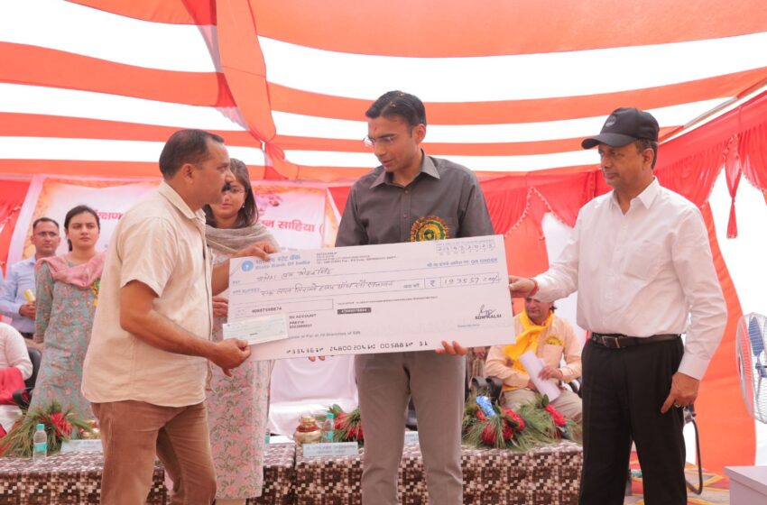 मुख्यमंत्री पुष्कर सिंह धामी के हस्तक्षेप से व्यासी परियोजना के प्रभावित 27 परिवारों को जिलाधिकारी ने साहिया शिविर में 26 लाख प्रतिकर  वितरित किए।