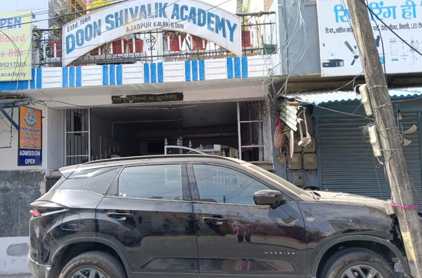 अजबपुर साकेत कॉलोनी प्राचीन शिव मंदिर प्राइमरी स्कूल के पास रात को एक फोर व्हीलर गाड़ी सरकारी पोल पर जा टकराई।