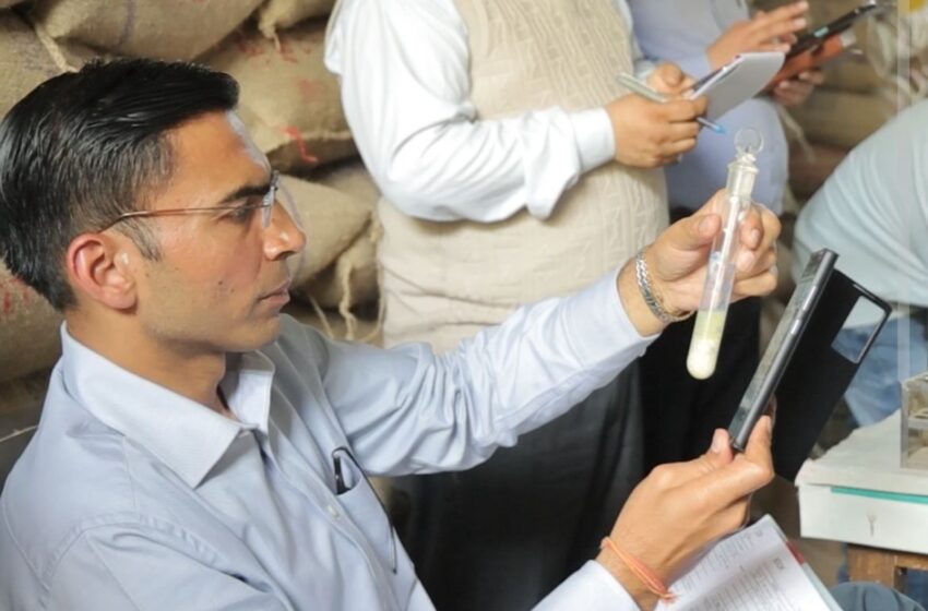 जिलाधिकारी सविन बंसल बच्चों, नौनिहालों, बजुर्गों व धात्री महिलाओं के जीवन से खिलवाड़ पर बेहद नाराज।