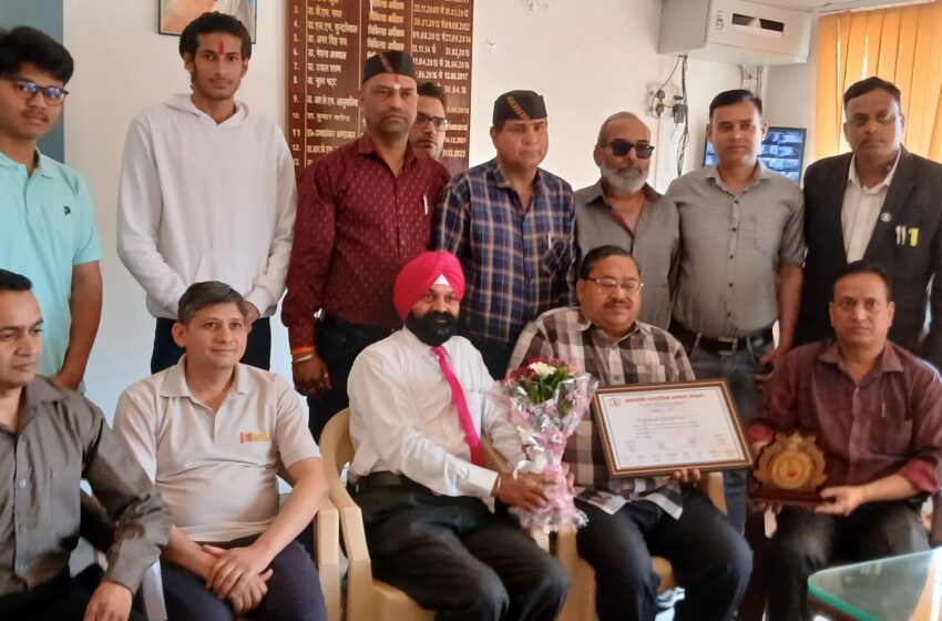 उत्तराखंड सामाजिक सम्मान संगठन ने  मुख्य चिकित्सा अधीक्षक प्रेमनगर डॉक्टर शिव मोहन शुक्ला को किया सम्मानित।
