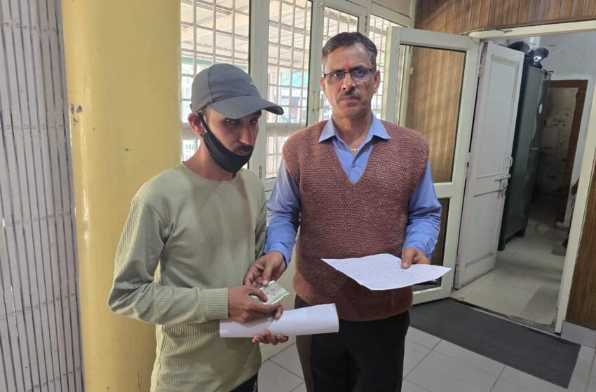 केरल निवासी व्यक्ति को जिलाधिकारी सविन बंसल ने पंहुचाया घर, कराई टिकट व्यवस्था।