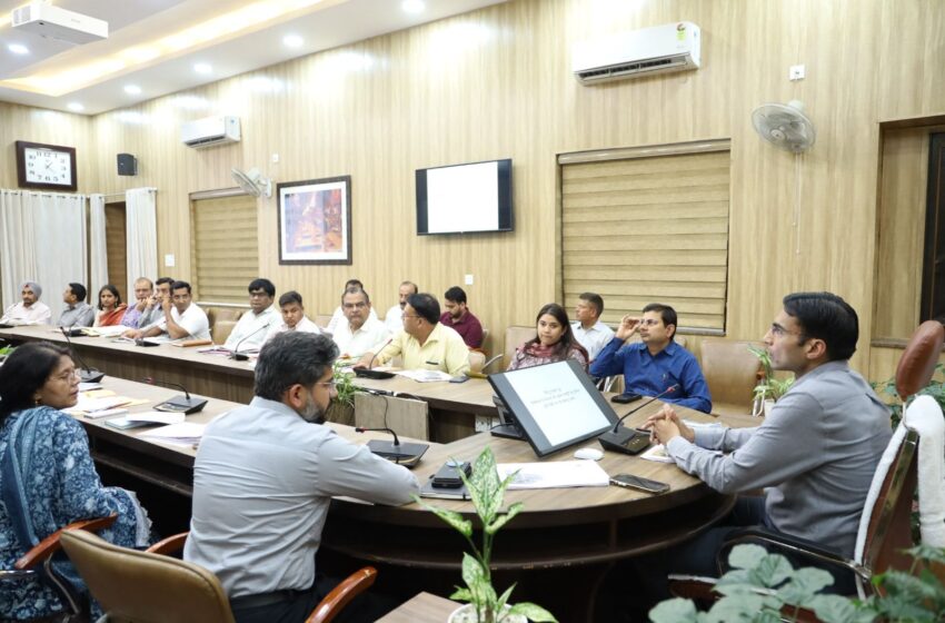 जिलाधिकारी सविन बंसल ने जल संस्थान एवं यूपीसीएल के वरिष्ठ अधिकारियों की बैठक ली।