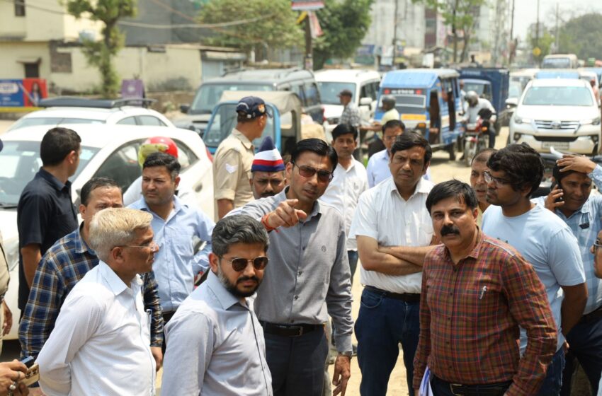 आईएसबीटी चौक से आउटफॉल तक ड्रेनेज सिस्टम और नाले की सफाई कार्य युद्धस्तर पर जारी।