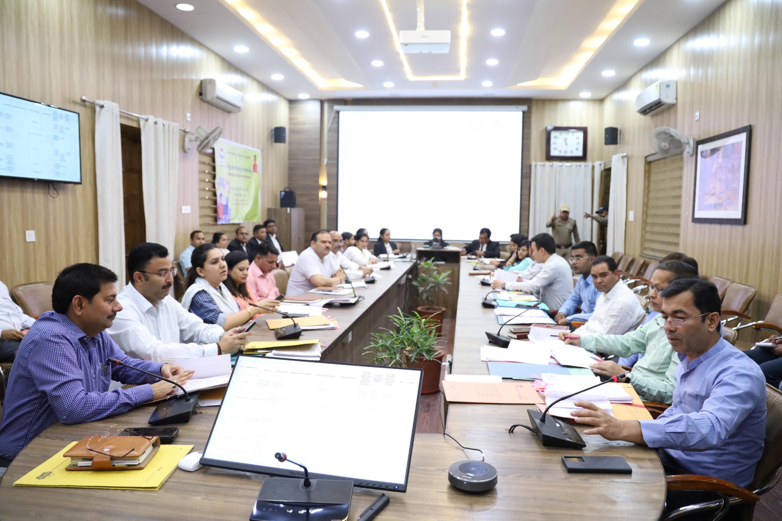 अपर जिलाधिकारी(प्रशा) जय भारत सिंह ने मजिस्ट्रेट न्यायालयों में अभियोजन से संबंधित लंबित वादों को लेकर समीक्षा बैठक ली।