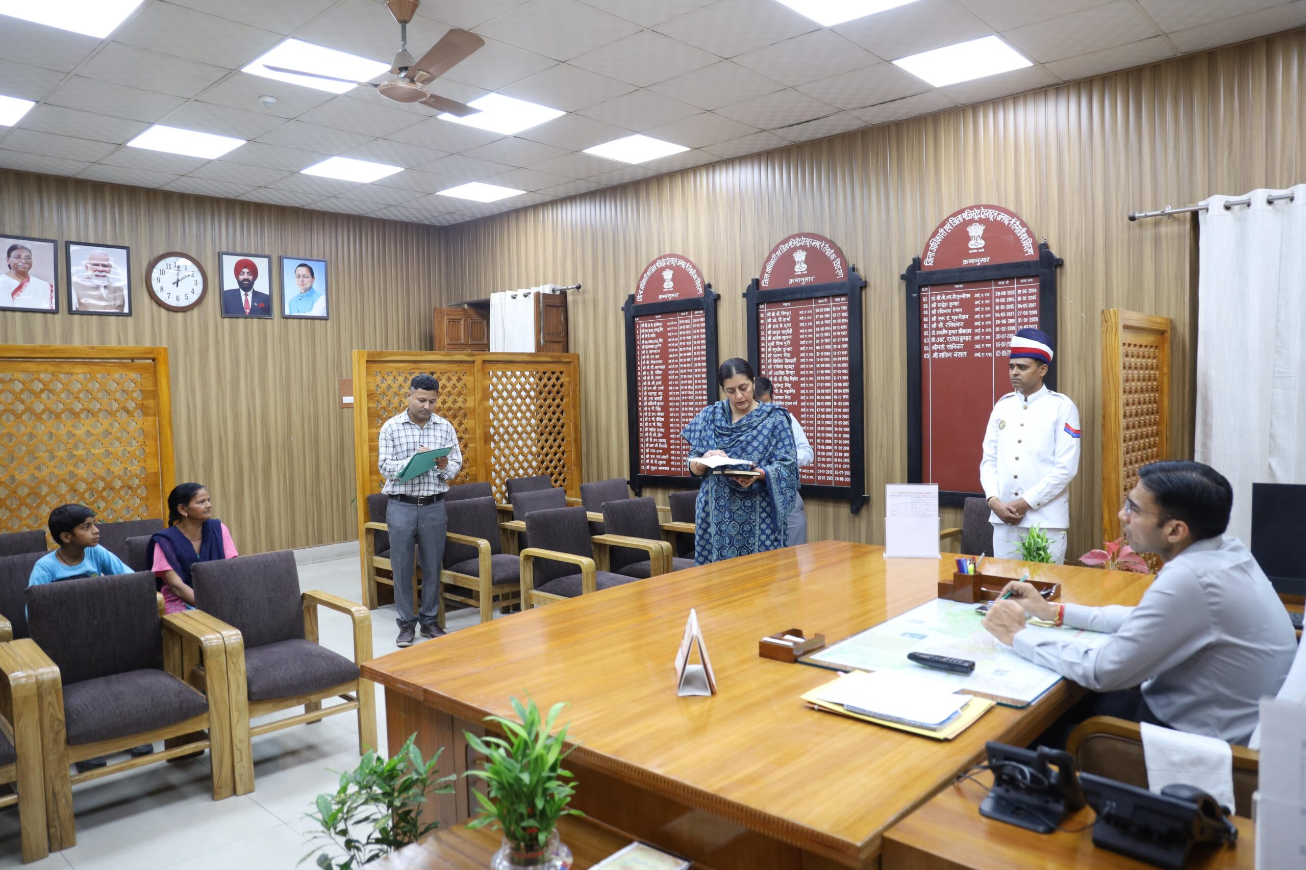जिलाधिकारी सविन बसंल प्रतिदिन सुनते है जनमानस की समस्या ।