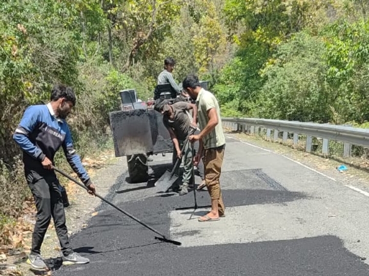  मसूरी- किमाड़ी मोटर मार्ग मरम्मत को डीएम ने 40 लाख स्वीकृत करते हुए युद्धस्तर पर कार्यपूर्ण करने के दिए निर्देश