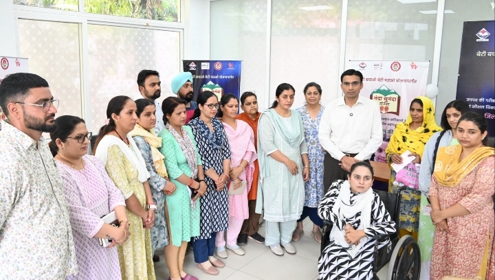  नौकरी को भटक रही दिव्यांग कम्प्यूटर स्पेशलिस्ट गुरिंदर को मिला डीएम का सहारा, मिली कम्प्यूटर प्रोग्रामर नौकरी