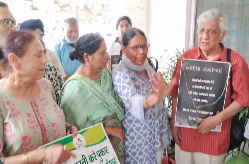 विभिन्न नागरिक समूहों ने पीडब्ल्यूडी कार्यालय के बाहर विरोध प्रदर्शन किया।