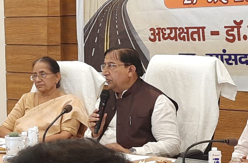  मा0 राज्यसभा सांसद नरेश बंसल ने ली सड़क सुरक्षा समिति की बैठक।