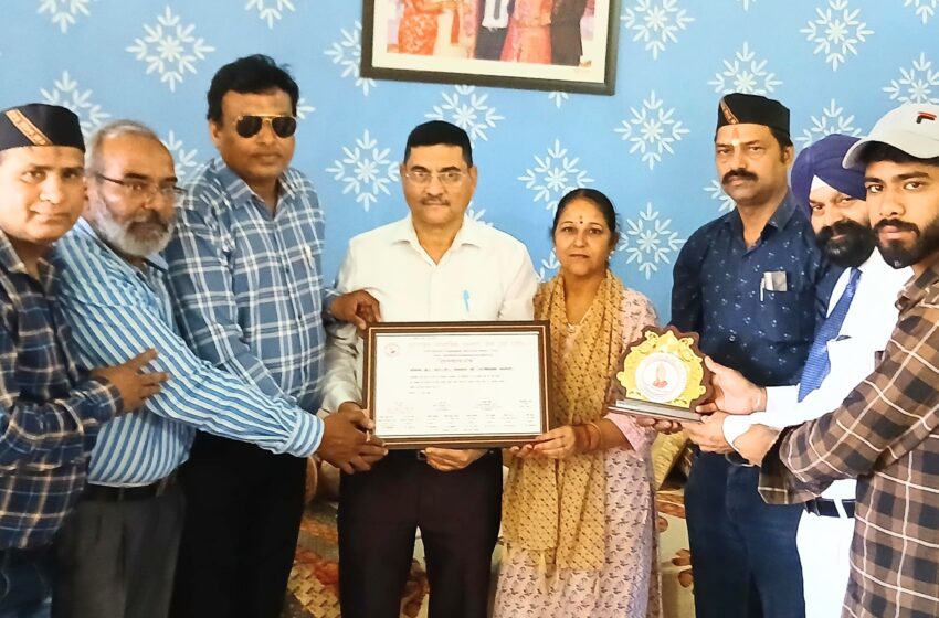 उत्तराखंड सामाजिक सम्मान सेवा ट्रस्ट रजिस्टर्ड ने किया डॉक्टर राजेंद्र प्रसाद सेमवाल का सम्मान।