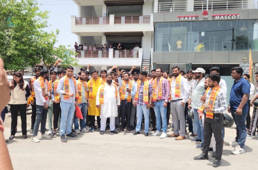 सागर रघुवंशी के नेतृत्व उत्तराखंड देहरादून जिले में सैकड़ों युवाओं द्वारा डाo श्रीकांत शिंदे जी को समर्थन दिया।