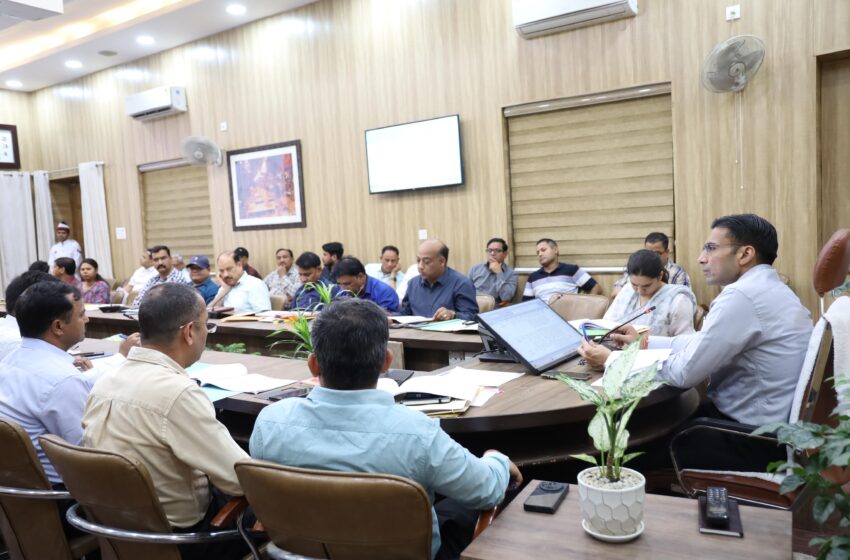  जिलाधिकारी सविन बसंल की अध्यक्षता में सीएम हेल्पलाईन की समीक्षा की।