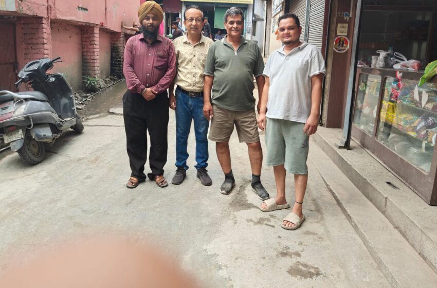  उत्तराखंड जनपक्ष सामजिक संगठन व वार्ड 17 चखुवाला की टूटी सड़क कों बनाने के लिए उत्तराखंड पेयजल निगम के महाप्रबंधक व ऐ ई, जै ई कों दिया धन्यवाद ज्ञापित किया।