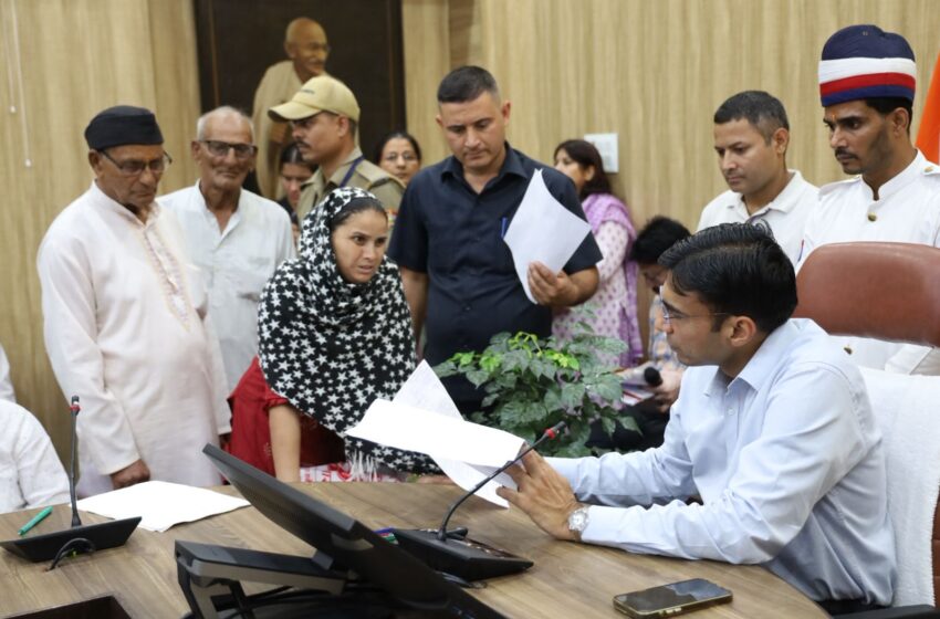  जिलाधिकारी सविन बंसल की अध्यक्षता में जनसुनवाई कार्यक्रम का  आयोजन किया।