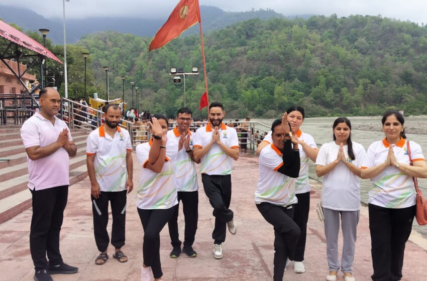  आयुर्वेद विभाग ने गंगा आरती के साथ त्रिवेणी घाट पर आयोजित किया योग शिविर, किया योगाभ्यास।
