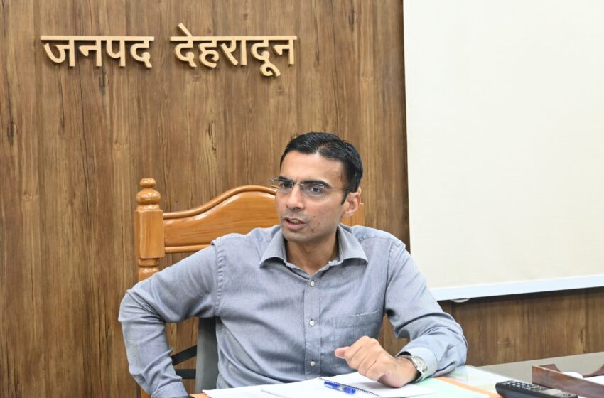  कार्यालय में जुआ खेलने वालों पर अब जिलाधिकारी सविन बंसल ने तरेरी नजर, लिया तत्काल सख्त एक्शन,किया निलम्बित।