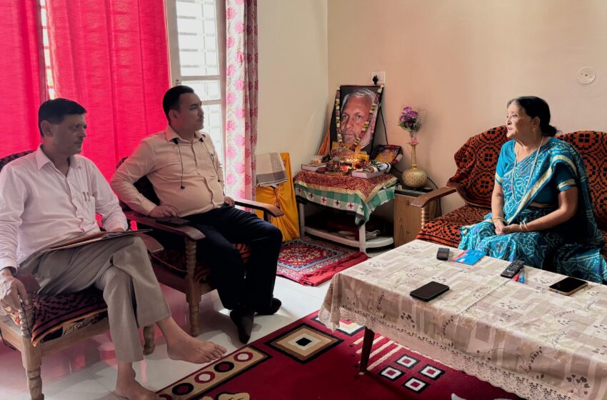  अपर जिलाधिकारी जय भारत लोकतंत्र सेनानी के बदरीपुर स्थित निवास स्थान पर टीम सहित पहुंचे।